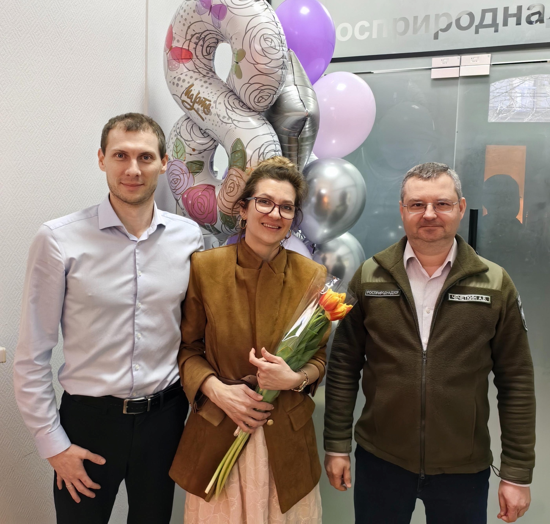 С наступающим праздником - 8 Марта поздравили посетительниц Управления 