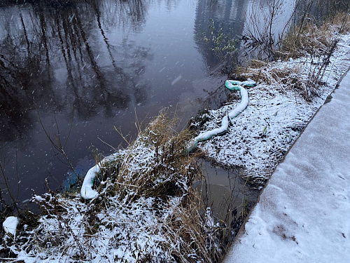 Росприроднадзор по СЗФО взял на контроль ситуацию со сбросом  белесых сточных вод в реку Охта в Мурино