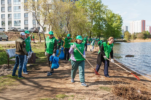 Сотрудники Росприроднадзора очистили берег Верх-Исетского пруда в Екатеринбурге