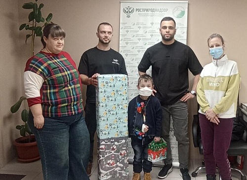Сотрудники Дальневосточного межрегионального управления Росприроднадзора приняли участие во Всероссийской акции «Ёлка желаний»
