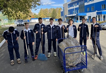 В Набережных Челнах сотрудники Росприроднадзора совместно с юными футболистами провели субботник в поддержку IV сезона премии «Экология – дело каждого»