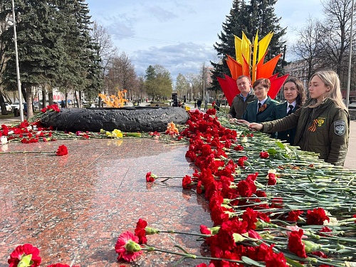 В Перми сотрудники Росприроднадзора возложили цветы к памятнику Уральскому добровольческому танковому корпусу