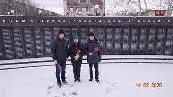 Сотрудники Камчатской дирекции возложили цветы к памятнику участникам боевых действий