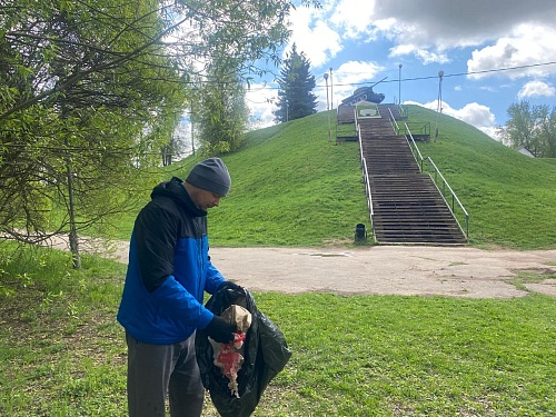 Сотрудники СЗМУ Росприроднадзора провели уборку территории возле крепостного вала Великолукской крепости 