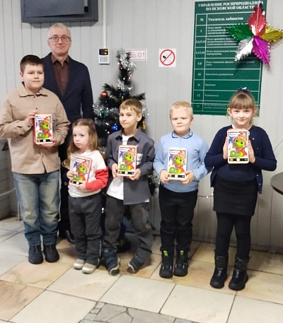 СЗМУ Росприроднадзора вручает подарки участникам акции «Экоёлка»