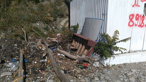 Инспекторы Росприроднадзора обнаружили свалку отходов на пляже в г. Туапсе 