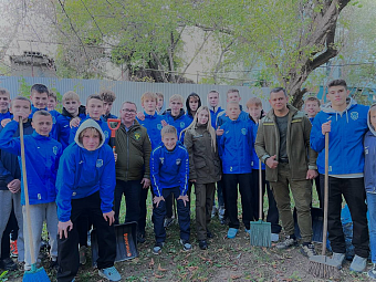 Юные саратовские футболисты и сотрудники Росприроднадзора провели субботник на стадионе «Локомотив»