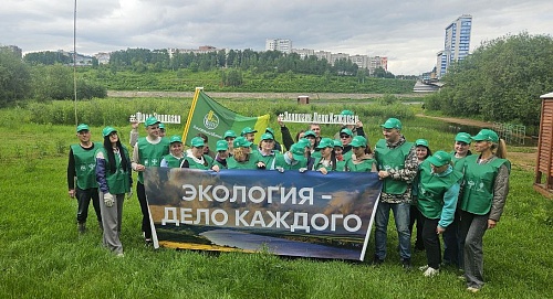 В Кирове сотрудники Росприроднадзора приняли участие в акции по очистке берега реки Вятка