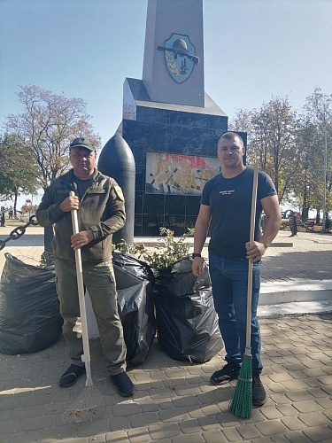 В Мариуполе сотрудники Росприроднадзора приняли участие в уборке мемориала морякам Красной Азовской флотилии