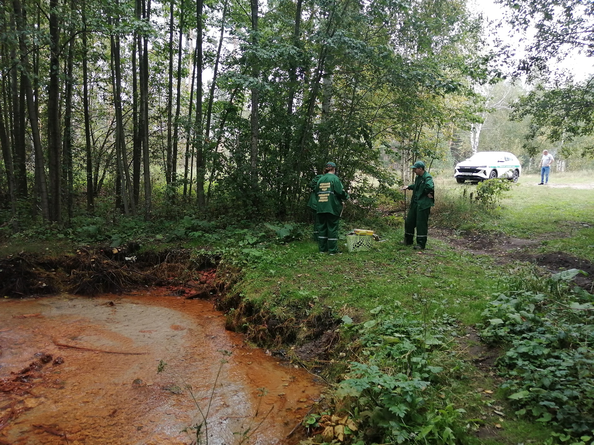 Центрально-Черноземное управление Росприроднадзора провело обследование самоизливающейся скважины вблизи с.Заречье Тамбовской области 
