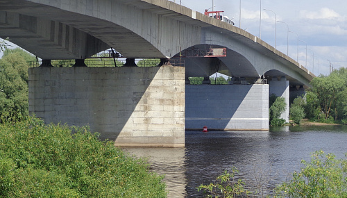 Следы краски на акватории реки Волхов могли стать следствием ремонта Колмовского моста