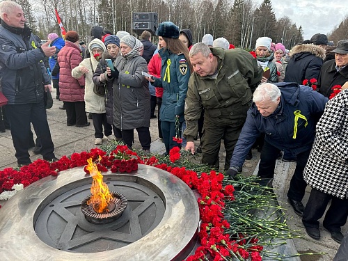 В 83-ю годовщину со дня начала работы Дороги Жизни сотрудники СЗМУ Росприроднадзора возложили цветы к мемориалу «Разорванное кольцо»