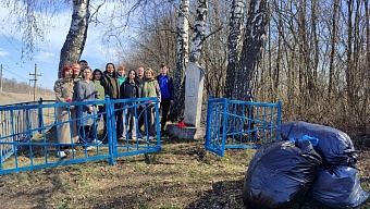 Сотрудники Росприроднадзора накануне 80-летия Победы провели работы по благоустройству территории воинского обелиска в Липецкой области