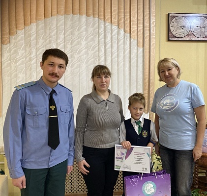 Призеру V Международной детско-юношеской премии «Экология дело каждого» из города Иркутска вручили заслуженный приз