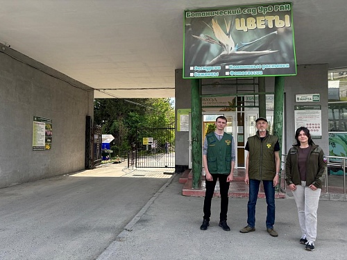 Инспекторы Росприроднадзора провели уборку на территории Ботанического сада в Екатеринбурге