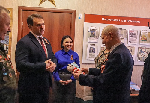 Руководитель Центрально-Черноземного управления Росприроднадзора Алексей Карякин поздравил ветерана Великой Отечественной войны Николая Борисова с наступающим Юбилеем Победы