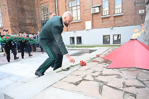 Руководитель Уральского межрегионального управления Росприроднадзора возложил цветы к Мемориальному комплексу