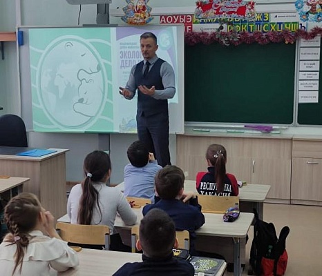 Специалисты Росприроднадзора провели экологический урок в лицее им. Н.Г. Булакина города Абакана в поддержку премии «Экология – дело каждого»