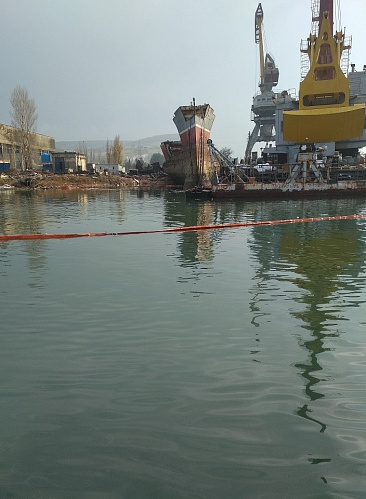 Черноморо-Азовским морским управлением Росприроднадзора пресечено загрязнение Севастопольской бухты.