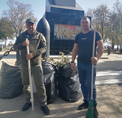 В Мариуполе сотрудники Росприроднадзора приняли участие в уборке мемориала морякам Красной Азовской флотилии