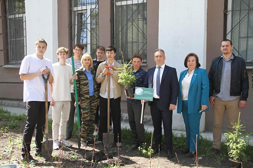 В Челябинске инспекторы Росприроднадзора вместе с школьниками - лауреатами Премии «Экология – дело каждого» высадили саженцы 