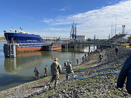 Специалисты Росприроднадзора приняли участие в тренировочных учениях по ликвидации аварийных разливов нефтепродуктов в морском порту Ростов-на-Дону 