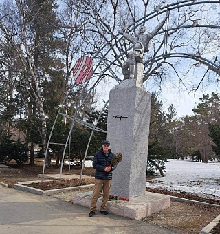 Сотрудники Камчатской дирекции в Южно-Сахалинске возложили цветы к памятнику Юрию Гагарину