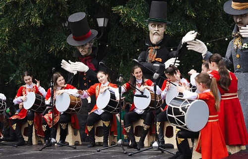 Сотрудники Северо-Кавказского управления Росприроднадзора во Владикавказе в День семьи, любви и верности посетили Второй Всероссийский театральный фестиваль «Вахтангов. Путь домой»