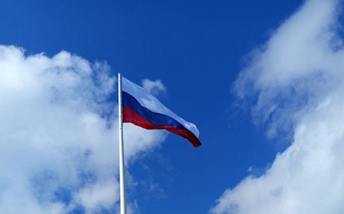 В Красноярске сотрудники Енисейского управления Росприроднадзора совместно с детьми посетили смотровую площадку с одним из самых высоких флагштоков в России