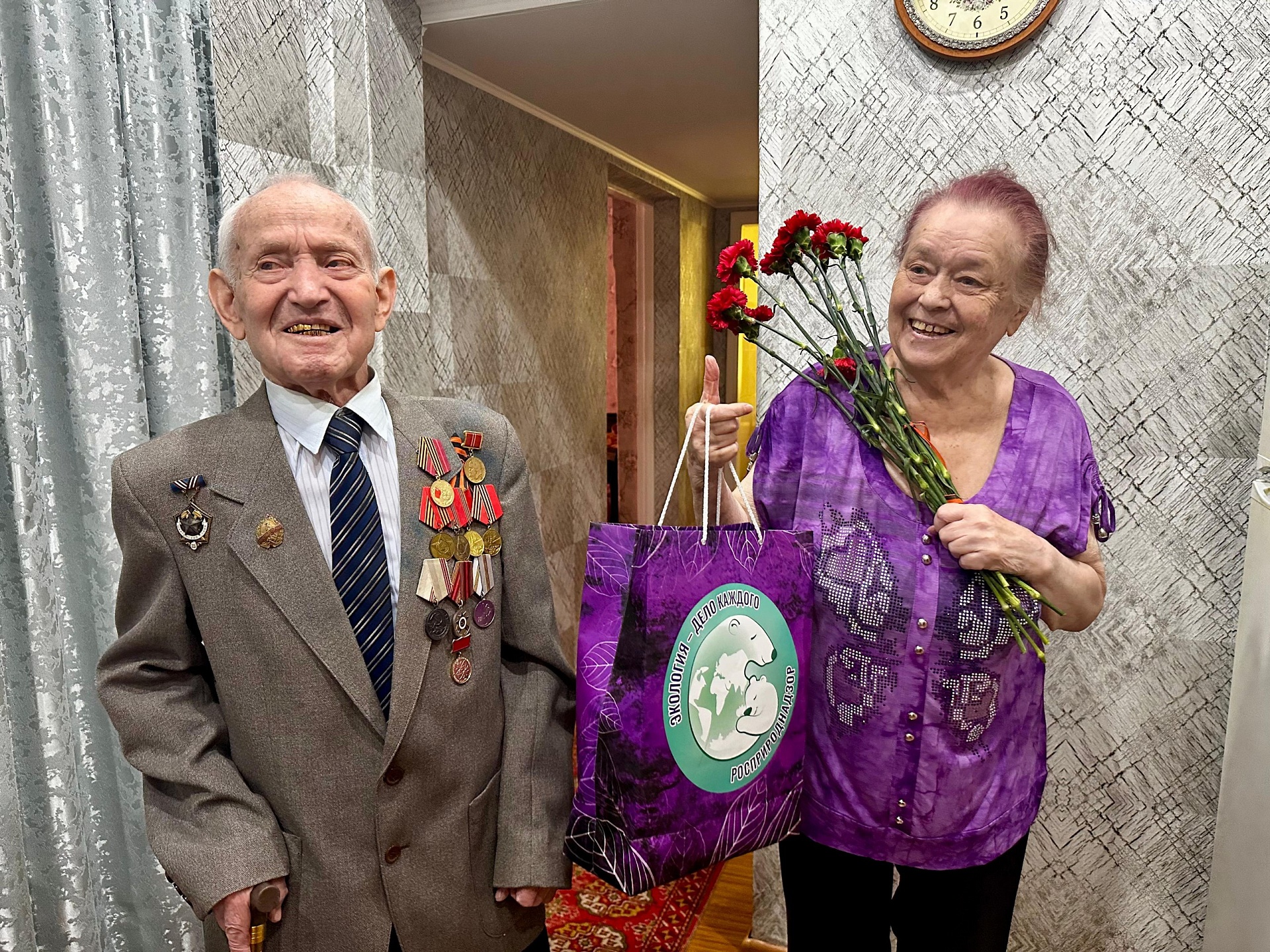 Сотрудники Северо-Кавказского управления Росприроднадзора поздравили ветерана Евдокима Евдокимовича Крахмалева с наступающим Днем Победы