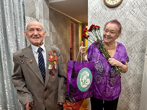 Сотрудники Северо-Кавказского управления Росприроднадзора поздравили ветерана Евдокима Евдокимовича Крахмалева с наступающим Днем Победы