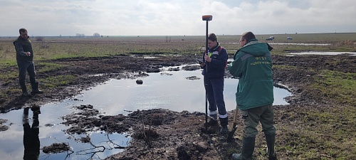 На территории Волгоградской области инспекторы Росприроднадзора принимают меры по факту загрязнения почвы нефтепродуктами